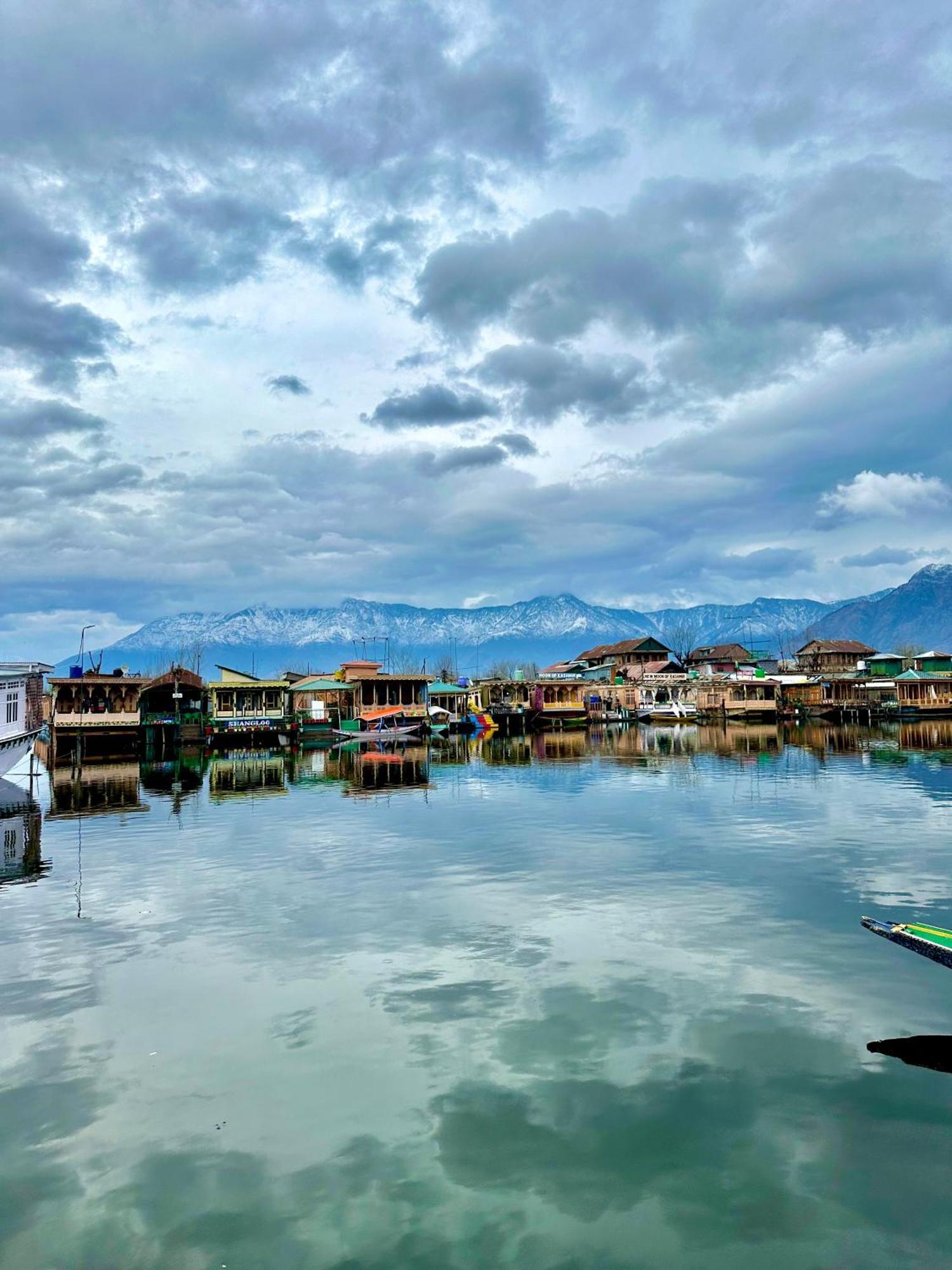 Houseboat Newworld And Transportation Hotel Srinagar  Exterior photo